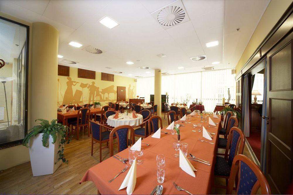 Capital Apartments Прага Екстериор снимка