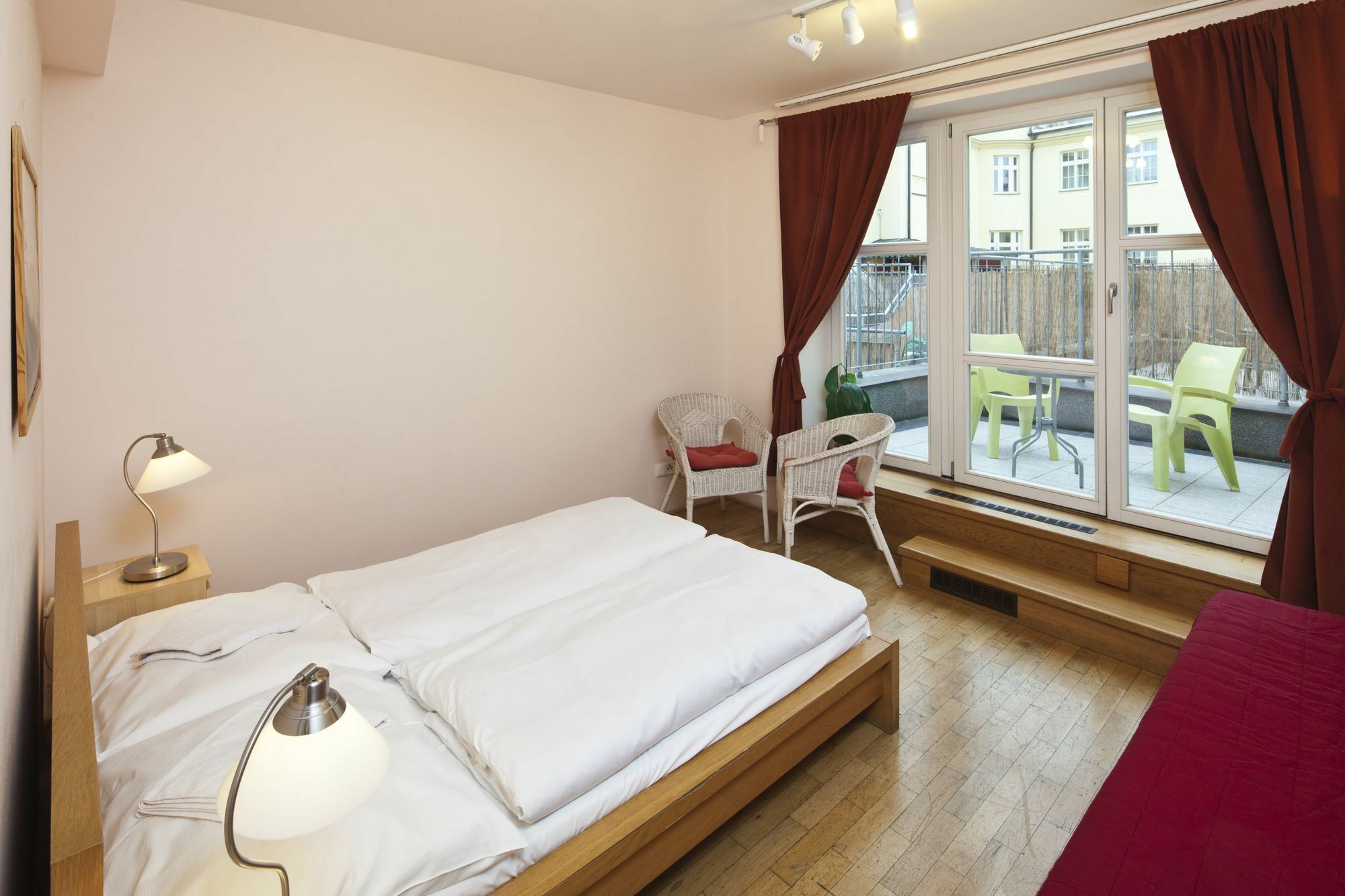 Capital Apartments Прага Екстериор снимка